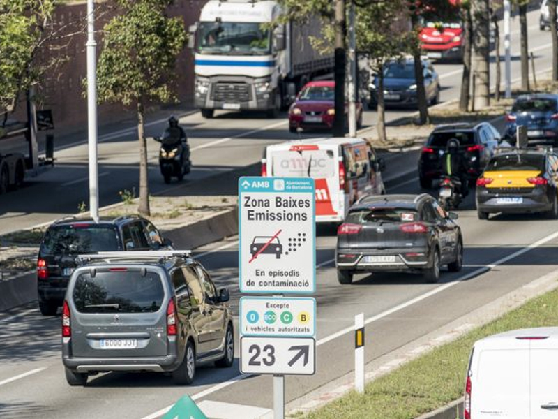 La ZBE entra en vigor amb moratòries ampliades per a autònoms amb rendes baixes, furgonetes i camions